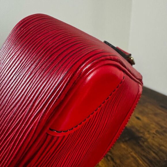 Louis Vuitton Vintage Trocadero 24 Red Epi Leather Crossbody Bag - Picture 15 of 16